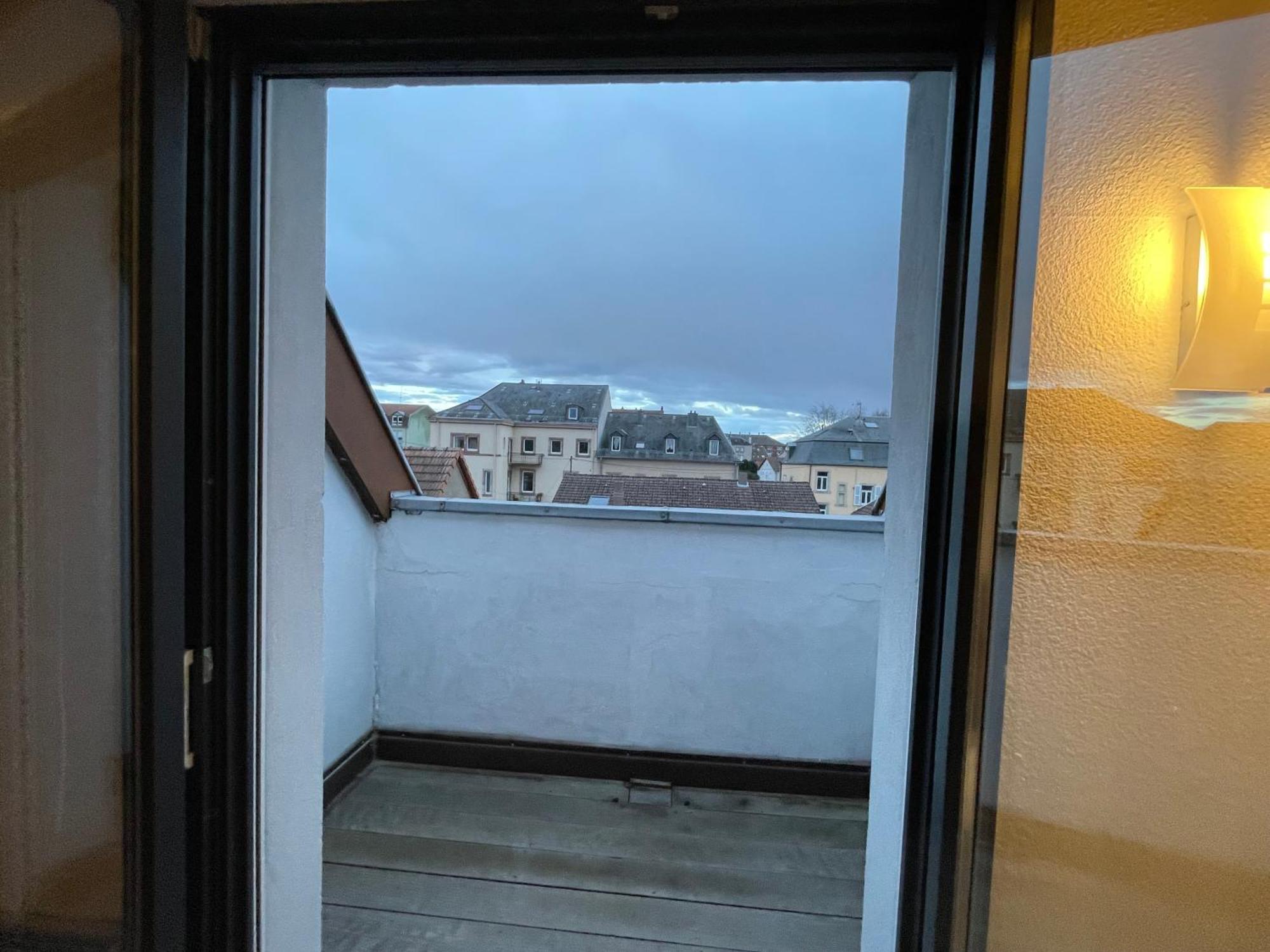 Fathala - Appartement Lumineux En Dernier Etage - Face A La Gare Routiere Sarrebourg Eksteriør billede